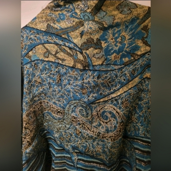 Vintage Large Shawl - Picture 2 of 3